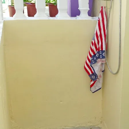 Marchie's Place - Spacious One Bedroom For Rent On Island Скопелос