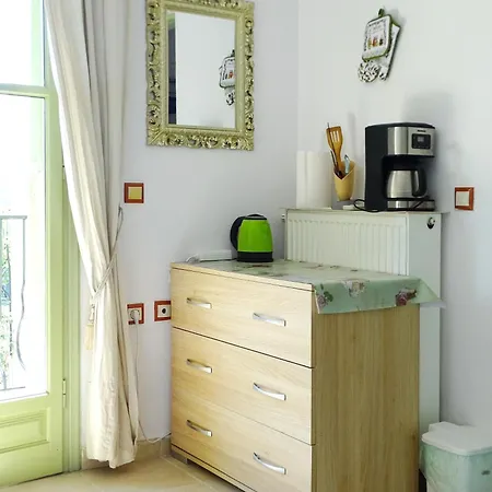 Marchie's Place - Spacious One Bedroom For Rent On Island Скопелос