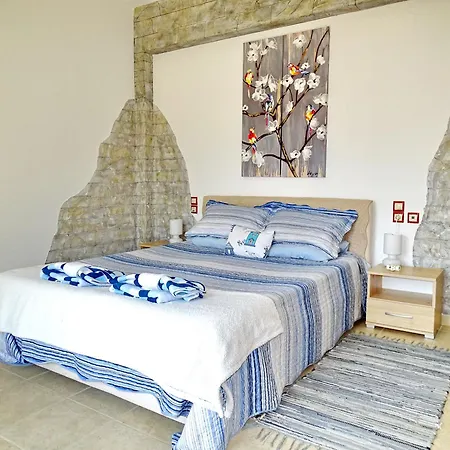 Apartament Marchie's Place - Spacious One Bedroom For Rent On Island