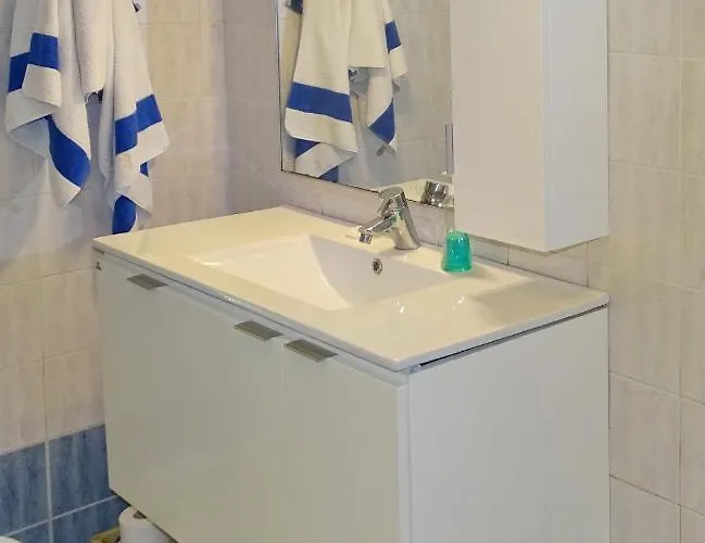 Marchie's Place - Spacious One Bedroom For Rent On Island *